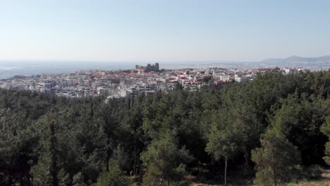 Vista-Aérea-De-Drones-Del-Heptapirgio-Bizantino-De-La-Fortaleza-De-Tesalónica-Yedikule-Desde-El-Bosque-Cercano-Día-Soleado-Cielo-Azul