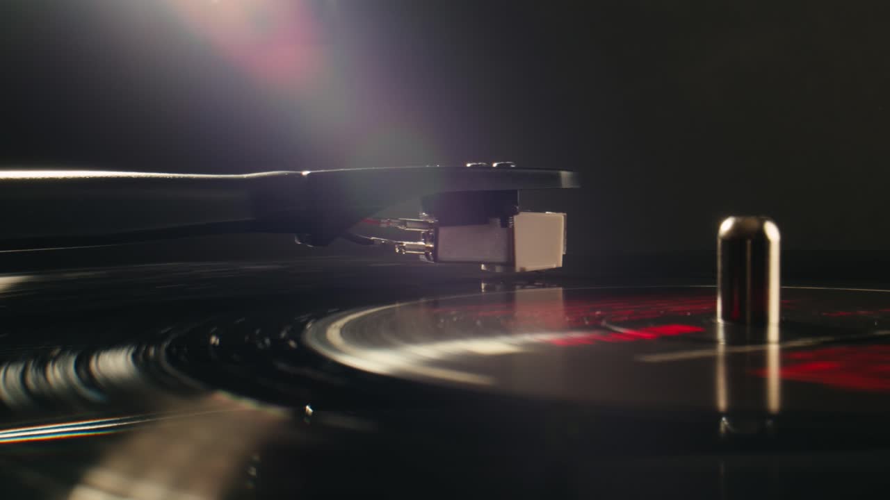 Primo piano di un giradischi che riproduce un disco in vinile rotante