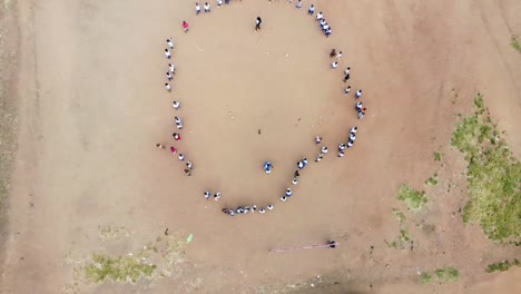 Afrikanischer-Schulspielplatz,-Kinder-Stehen-Im-Kreis-Und-Spielen,-Luftaufnahme