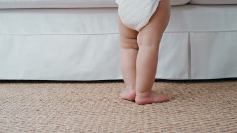 Piernas-De-Bebé-Aprendiendo-A-Caminar-Niño-Dando-Sus-Primeros-Pasos-Usando-Pañal-Lindo-Bebé-Caminando-En-Casa-4k