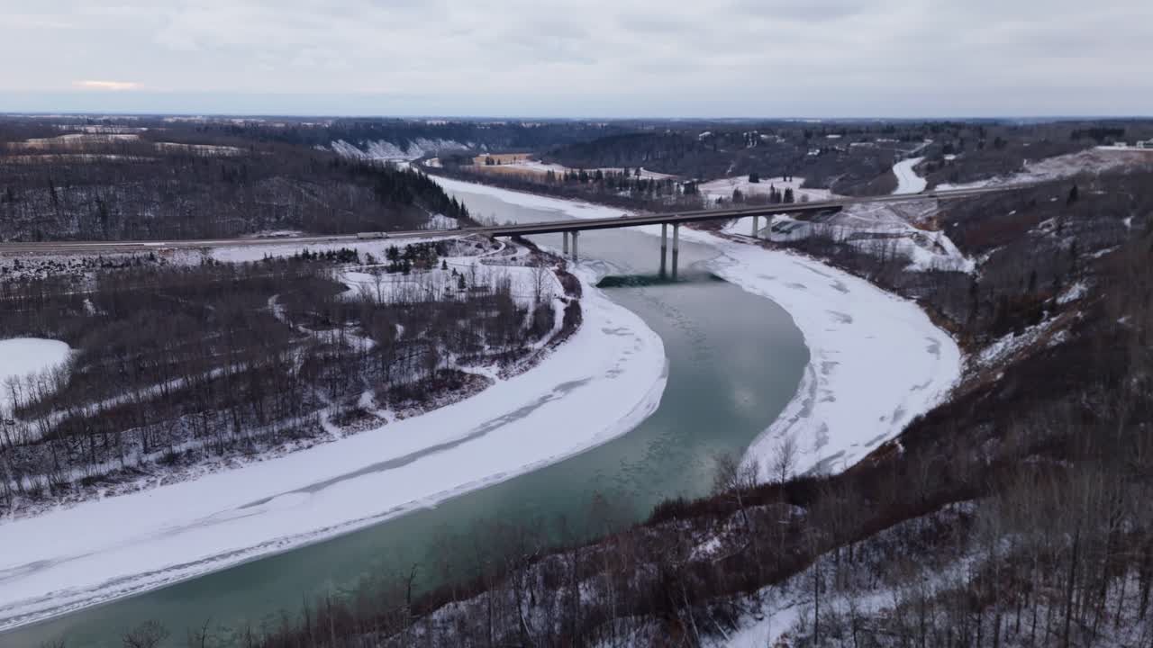 Vista panoramica del ponte a Devon, Alberta.