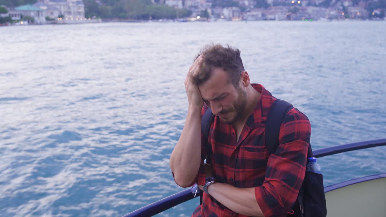 Der Mann auf der Fähre weint und bereut