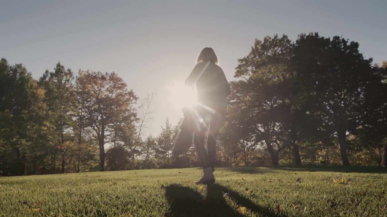 madre feliz jugando con el bebé en el sol