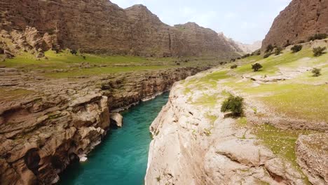 Malerische-Flusslandschaft-Im-Natürlichen-Abenteuerpark-Wunderbare-Grüne-Farbe-Flussfluss-Felsklippe-Canyon-Sommersaison-Natur-Des-Tals-Umgeben-Von-Bergen-In-Der-Szene-Friedlicher-Bewölkter-Himmelshintergrund