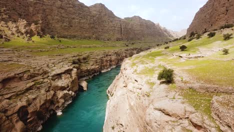 paisaje panorámico del río en el parque de aventura natural maravilloso color verde flujo del río acantilado de roca cañón temporada de verano naturaleza del valle rodeado de montaña en la escena pacífico fondo de cielo nublado