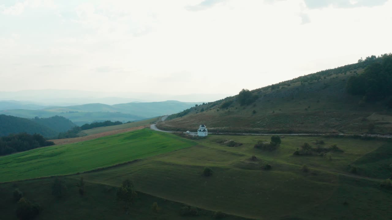 서부 세르비아의 자보르 산 옆에 있는 외로운 교회에 접근하는 항공 샷