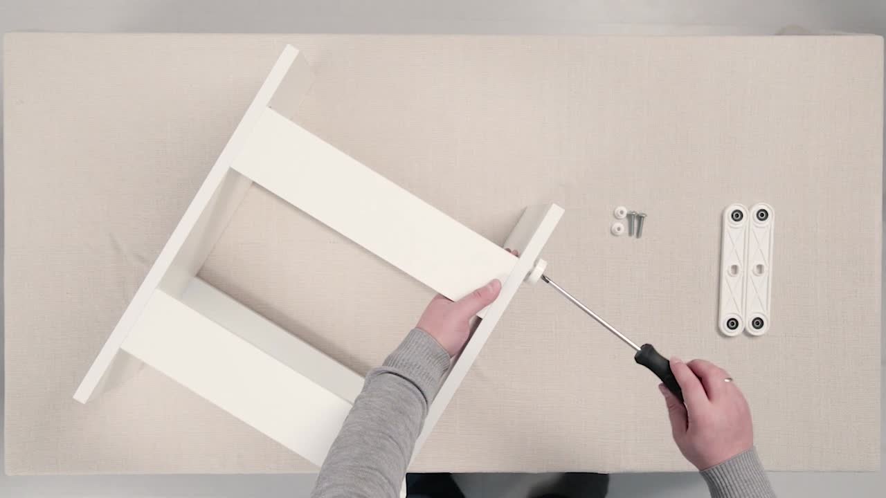 Montaggio di un tavolo di legno bianco