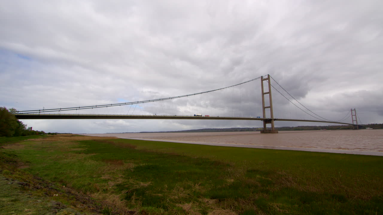 tomas anchas del puente humber por la carretera del lado del agua