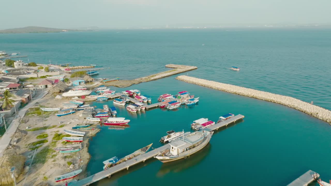 도시와 항구, 카르타헤나, 콜롬비아를 떠나 바다로 가는 공중 샷 드론