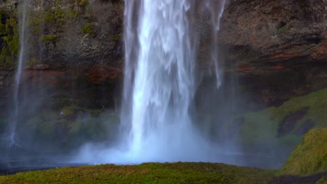 una gran cascada natural en islandia