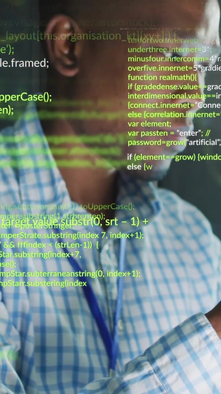 Animation af databehandling over afrikansk-amerikansk mandlig IT-ingeniør og computerservere