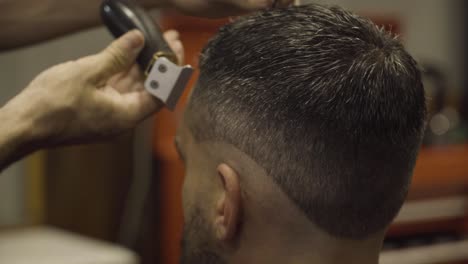 Vista-Lateral-Del-Hombre-Cortándose-El-Pelo-Limpio-Con-Una-Navaja-En-La-Barbería