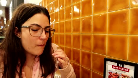 woman tries francesinha for first time and gives it a thumbs up