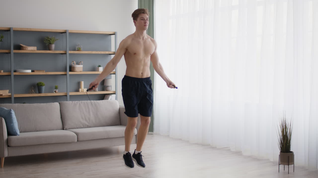 hombre saltando la cuerda en casa