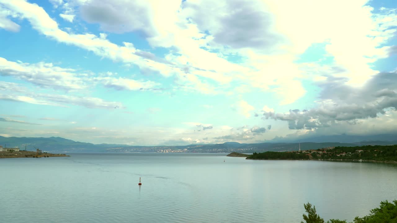 폭풍우 구름 과 해가 지는 여름 저녁 에 바다 만 - 항구 의 풍경 - 타임 스 비디오.