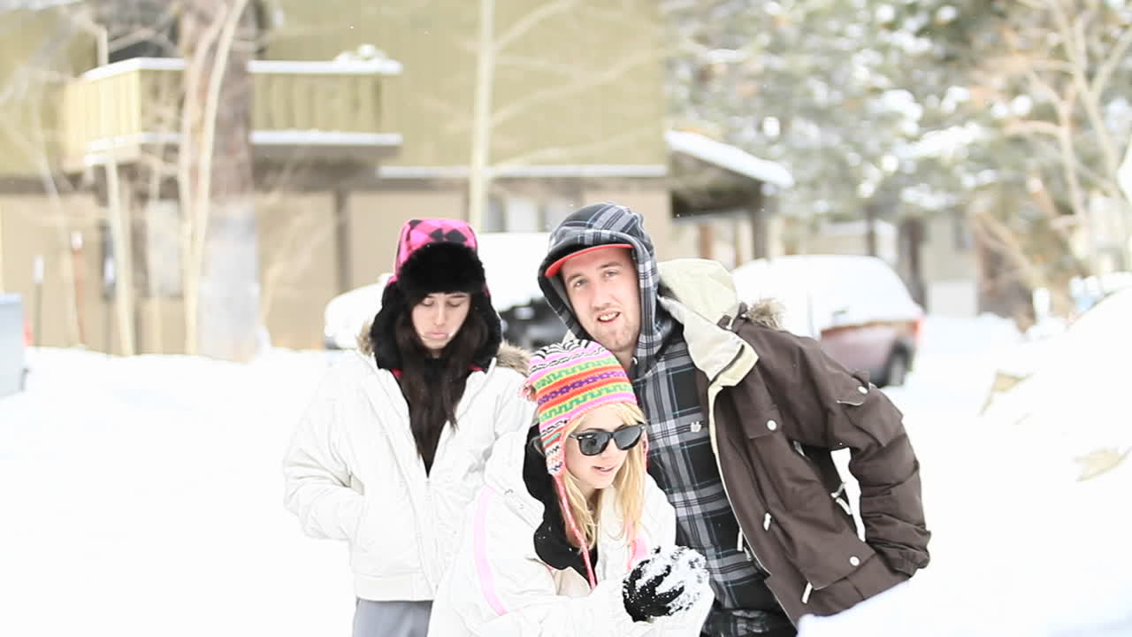 한 무리의 친구들이 눈 속에서 놀다