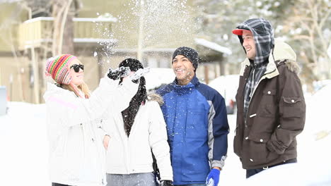 Eine-Gruppe-Von-Freunden-Spielt-Im-Schnee