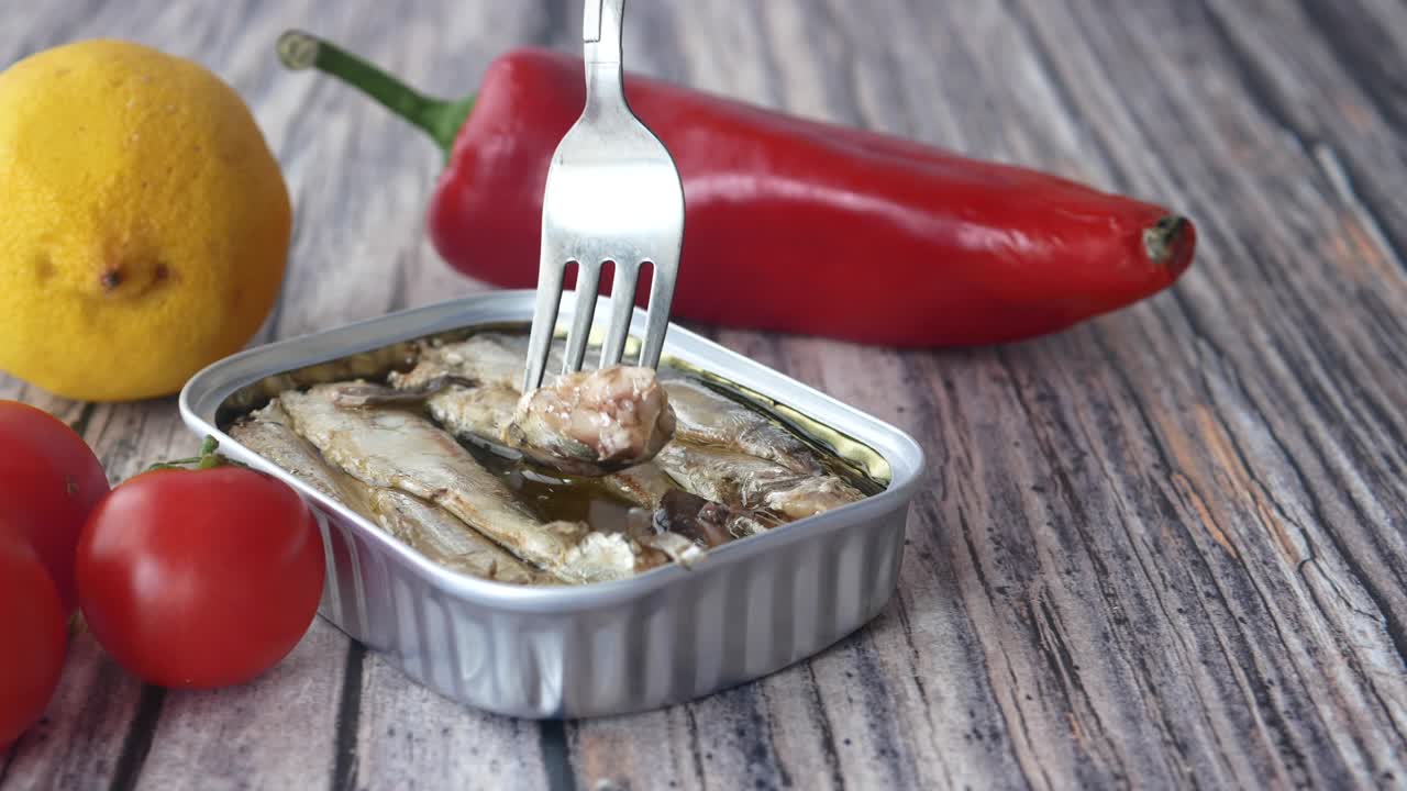 sardinas enlatadas con tomates, limón y pimienta roja