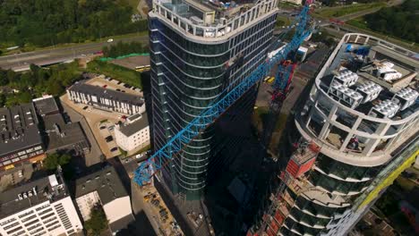 toma aérea de la grúa en el sitio de construcción