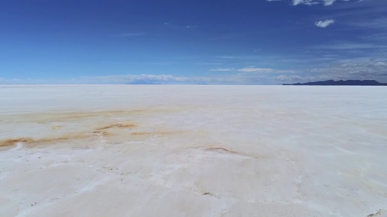 Salar de Uyuni, Bolívia. Vista Aérea de Famosa Atração Turística e Maravilha Natural Sob Céu Azul.