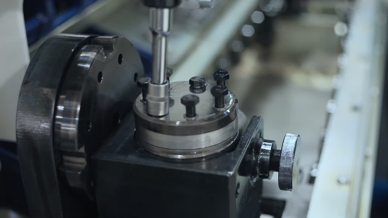 trabajador manual que ensambla piezas de máquinas en la línea de producción