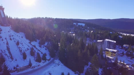 vista aérea del deporte turístico, zona de esquí y complejo recreativo en la montaña jahorina, bosnia y herzegovina