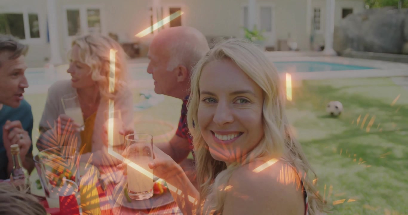 Hexagon-Umriss erscheint über Tisch, löst bei blonder Frau das Heben eines Glases aus, Marketing-Overlay wird gezeigt
