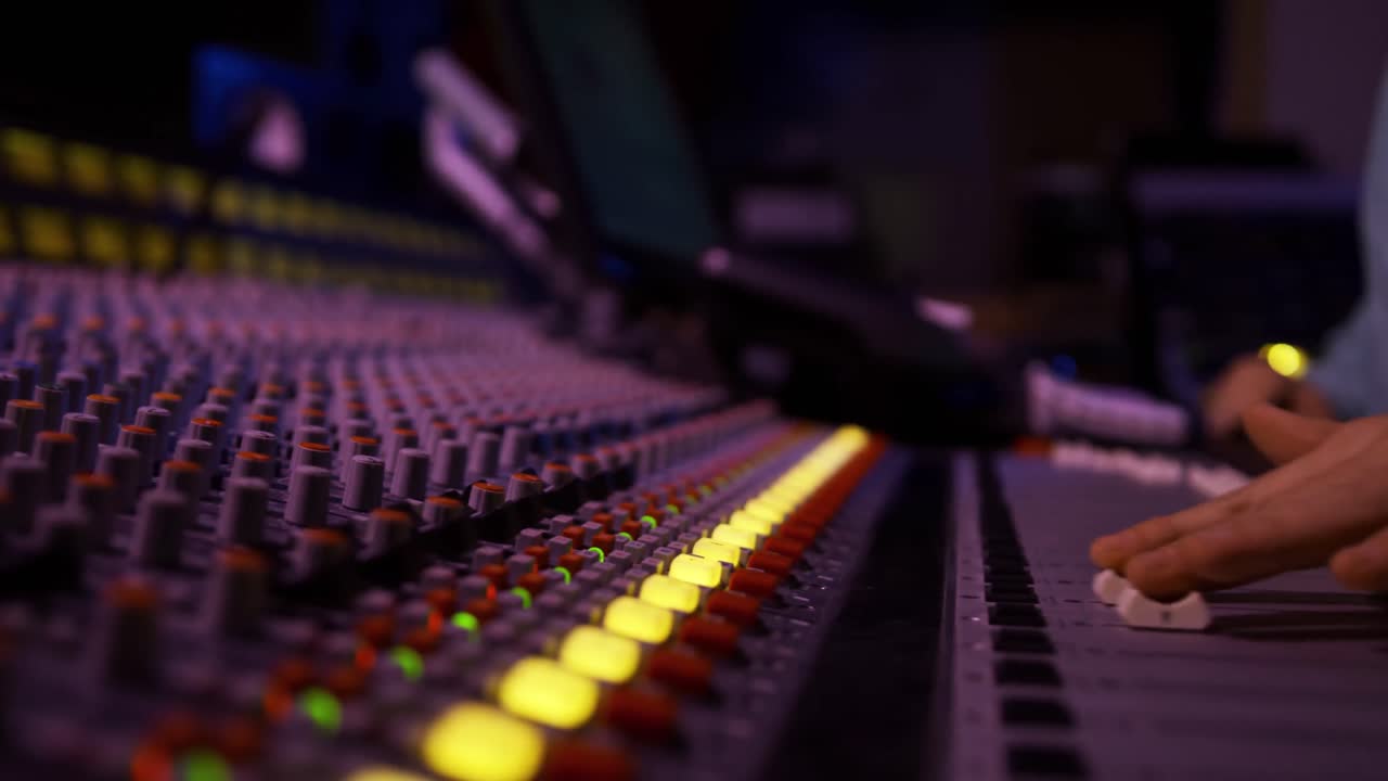 ⁇ 싱 데스크 에서 일 하는 사운드 엔지니어