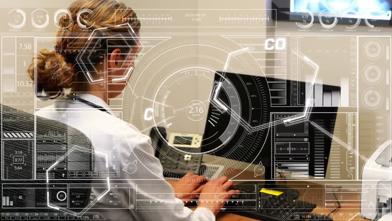 animación de interfaz digital con procesamiento de datos contra mujer caucásica usando computadora en la oficina
