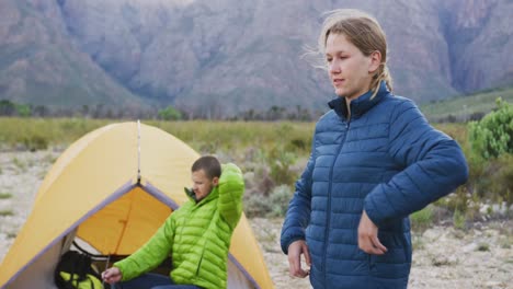 Pareja-Caucásica-Acampando-En-La-Naturaleza