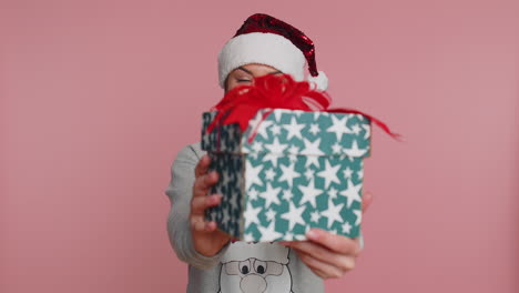 Mujer-Sonriente-Celebra-La-Venta-De-Vacaciones-De-Navidad-Presentando-Sorpresa-De-Caja-De-Regalo-Con-Las-Manos-Extendidas.