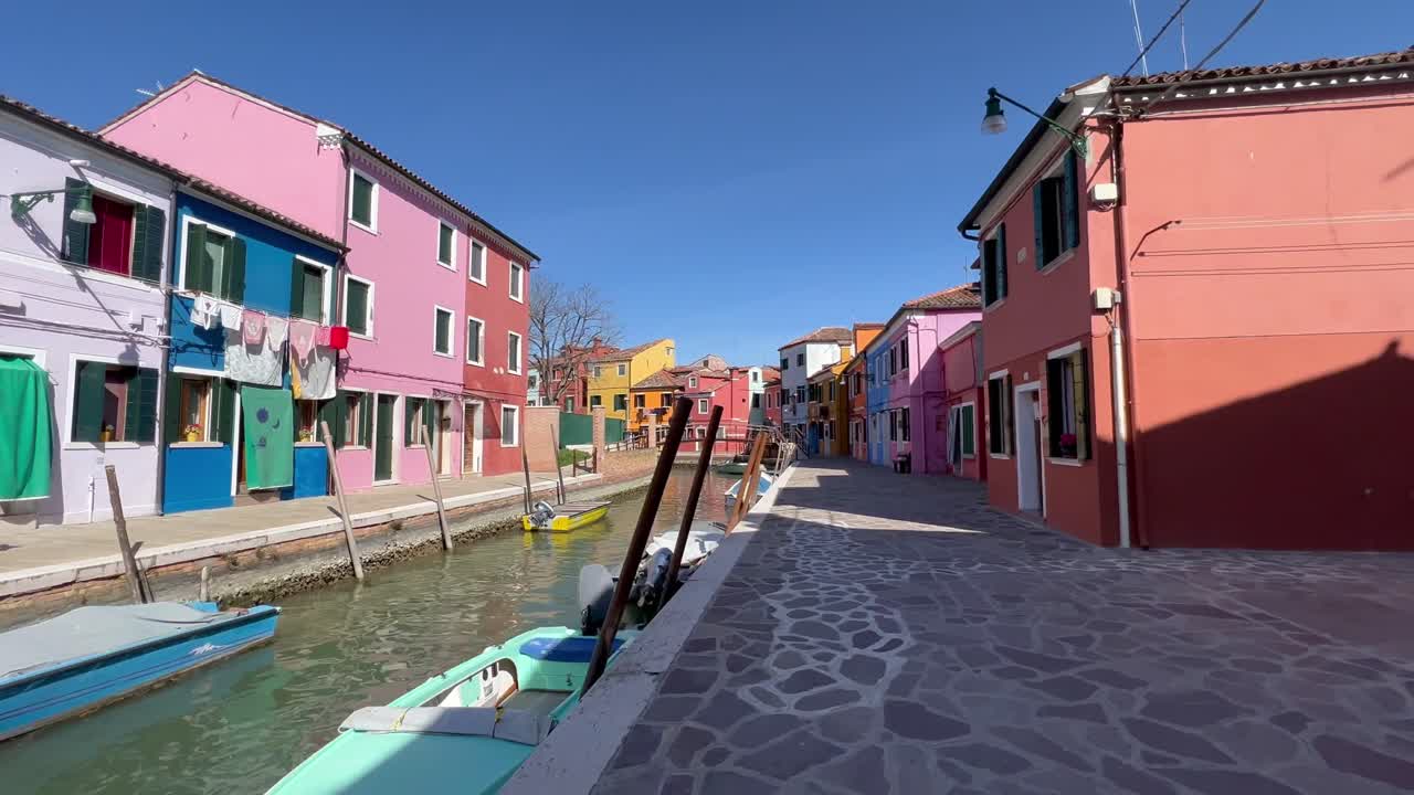 Toma con gimbal 4K que revela la vibrante Isla de Burano, Venecia, Italia: Casas coloridas, canales tranquilos, ambiente histórico.