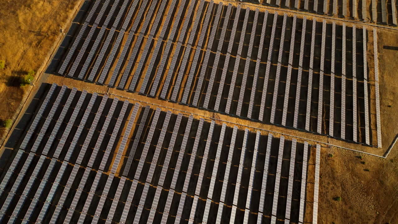 Vista aerea astratta su pannelli solari in un impianto solare remoto in Sud America.