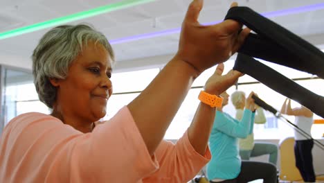 grupo de mujeres mayores haciendo ejercicio de estiramiento 4k