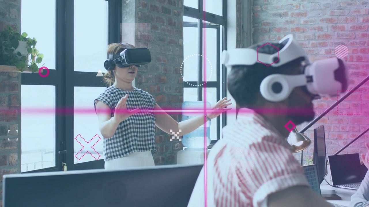 Zralá žena vede VR test s gesty, tým testuje náhlavní soupravy, purpurový překryv synchronizuje ruce.