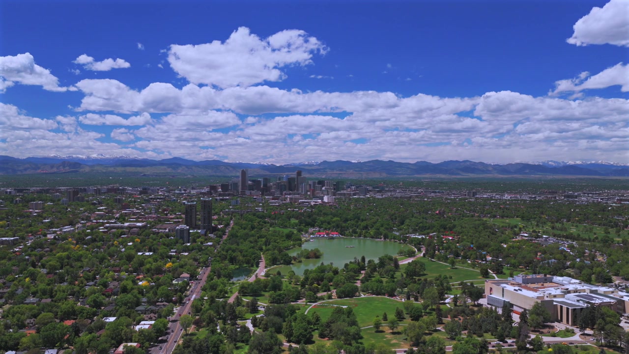 Bypark centrum Denver Museum zoologisk have bybillede skyskraberbygninger forbjerglandskab Colorado drone luftfoto Forår nabolag morgen blå himmel skyer Front Range Rocky Mountains cirkel højre