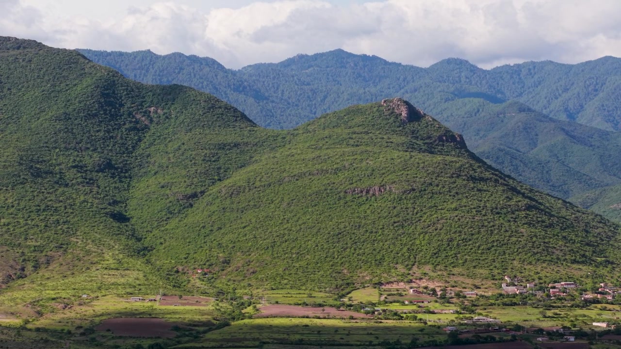 Campagna verdeggiante nelle Valli Centrali di Oaxaca, Messico, catturata dall'alto dopo le piogge stagionali