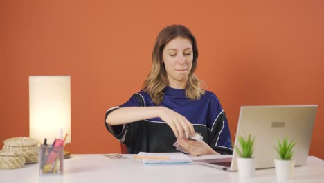 Mujer-Joven-Distribuyendo-Billetes-Y-Arrojándolos-Al-Aire.