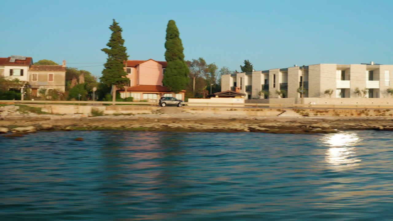 tiro de seguimiento aéreo siguiendo un coche a lo largo de la carretera costera de savudrjia istria, croacia