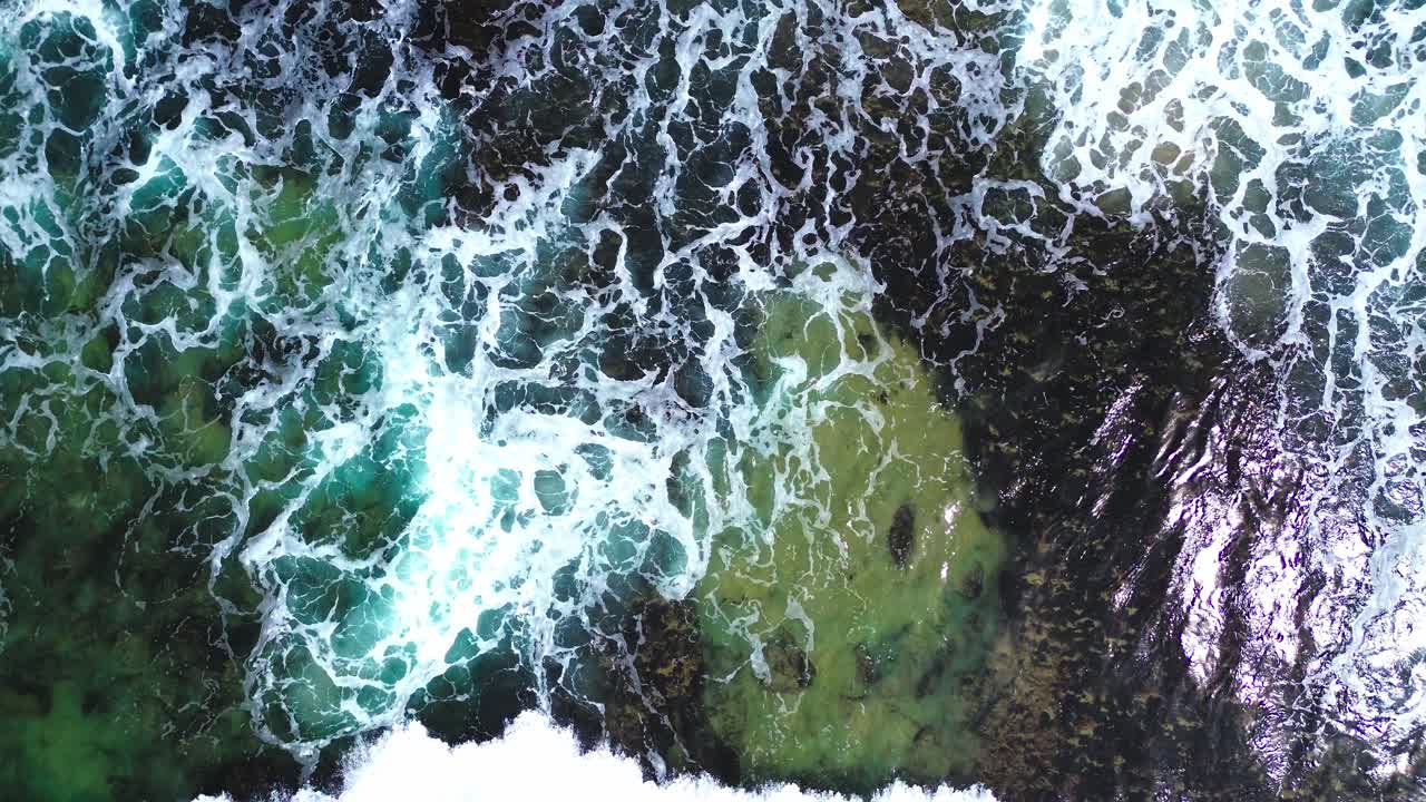 vista aérea del océano azul, olas que se estrellan, 4k