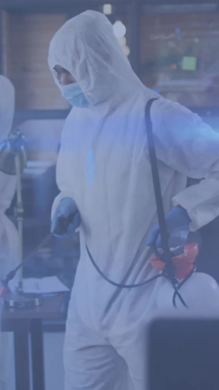 Animazione di scie luminose su persone che disinfettano un ufficio con uno spray.