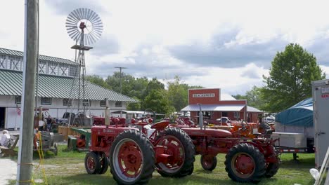 tractores agrícolas antiguos rojos en la feria del condado