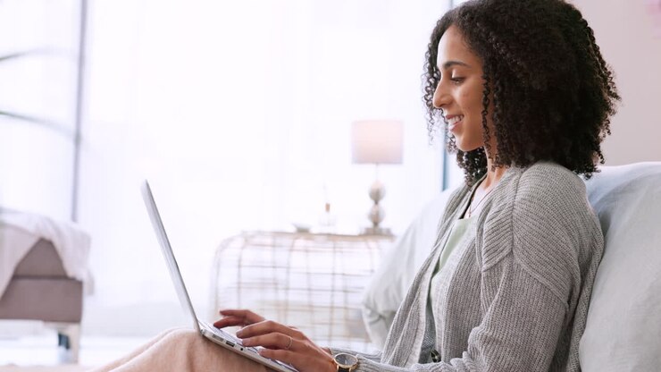Donna freelance, blogger e laptop