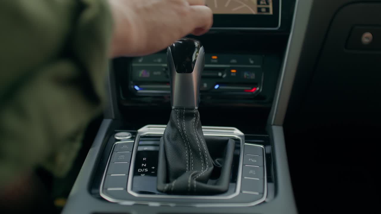 interior del automóvil y cambio de marchas