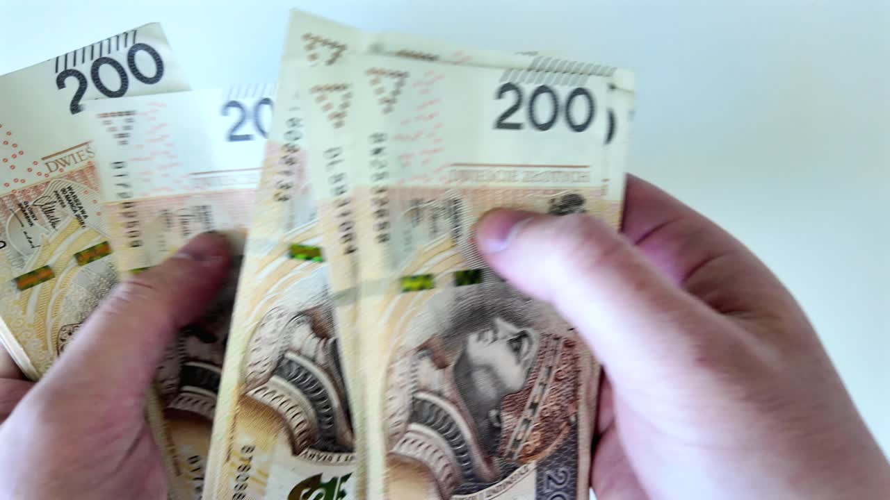 폴란드 지폐를 계산하는 200złotych, 색 배경