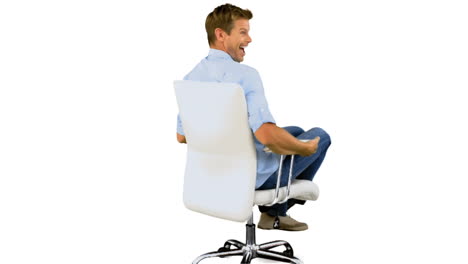 hombre sonriente girando en silla giratoria sobre fondo blanco
