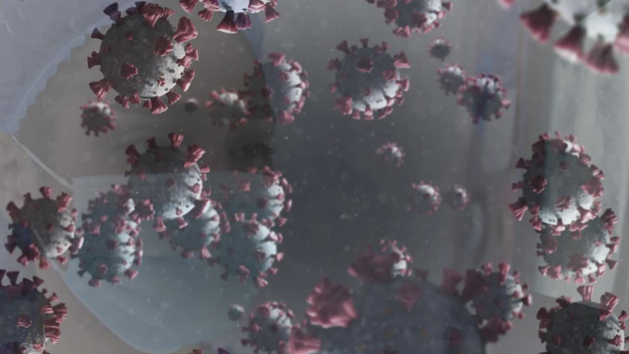 Donna mascherata di fronte alla telecamera, regola il telefono e allinea l'AR, mostrando un effetto di parallasse con un virus 3D sulla salute.