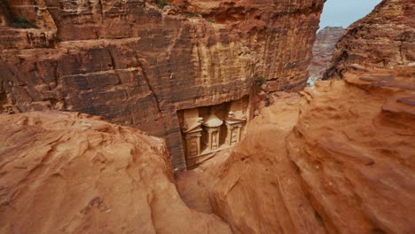 el tesoro de petra, sitio histórico del patrimonio de la unesco tallado en piedra arenisca en jordania visto desde un punto de vista escénico por encima y por los lados.
