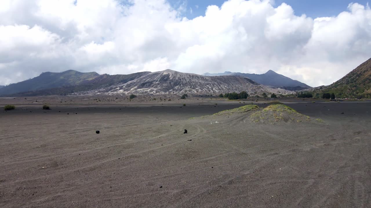 tomada amplia y movimiento dinámico hacia adelante de paisajes volcánicos, parque nacional bromo - tengger semeru, java oriental, indonesia imágenes aéreas de drones 4k