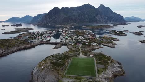 Explore-El-Encantador-Pueblo-Costero-De-Hemmingsvær,-Ubicado-En-Medio-De-Los-Impresionantes-Paisajes-De-Las-Islas-Lofoten,-En-Esta-Cautivadora-Grabación-De-Drones.